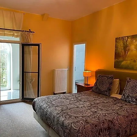 Chateau Les Tourelles Bed & Breakfast 3*